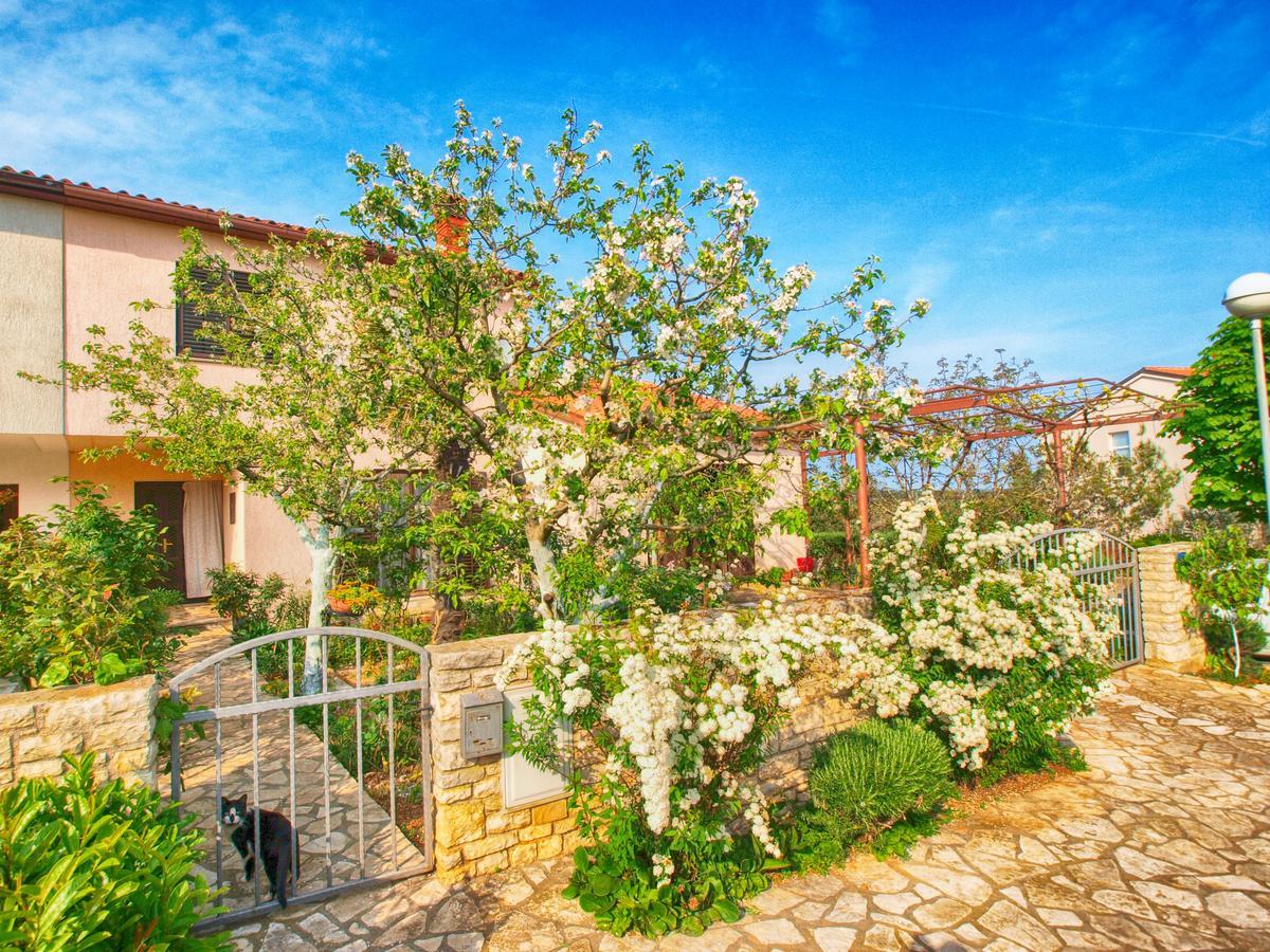 Apartments Dvorine 1210 Banjole Exterior foto